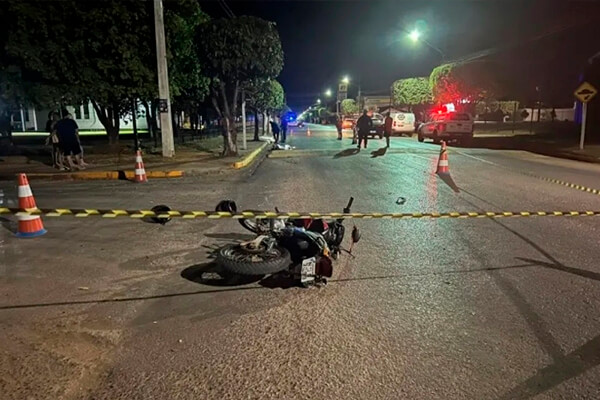 Adolescente de 15 anos morre após bater moto em árvore e amigo é