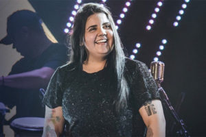 cantora-yasmin-santo-esta-em-caceres-para-aniversario-de-empresario