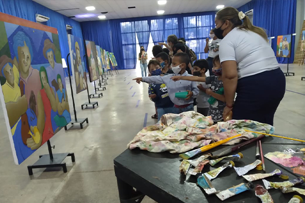 Alunos de escolas municipais visitam exposição “Sebastião Mendes - o lugar e a gente do artista cacerense”