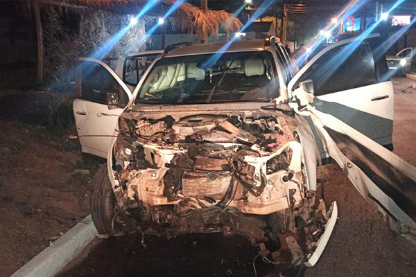 Bandidos roubam S10, atropelam motoqueiro, batem em poste e fogem a pé