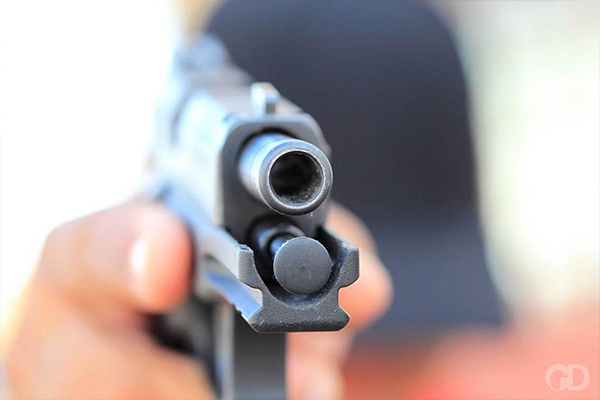 Mulher acorda para ir ao banheiro e acaba morta com tiros na cabeça; polícia apura