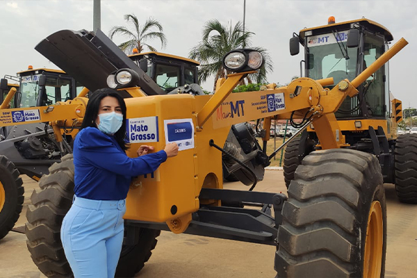 Prefeita Eliene participa de solenidade em Cuiabá e recebe maquinário para a agricultura familiar