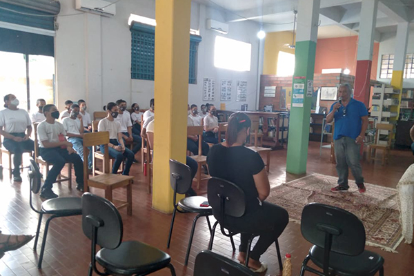 Roda de conversa uniu escritores cacerenses e alunos na biblioteca municipal