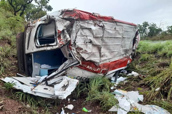 Ambulância-de-Cáceres-capota-na-BR-070-e-paciente-morre