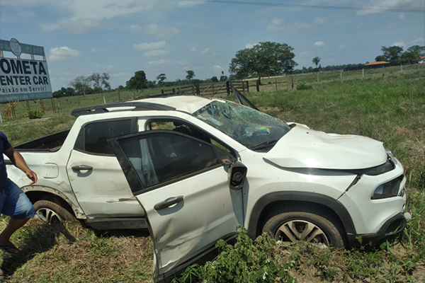 Carro com idosos bate com carreta na BR-174 em Cáceres
