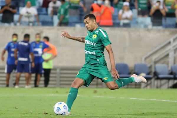 Com-gol-de-pênalti-Cuiabá-vence-o-Internacional-Veja-o-gol