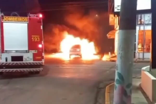 Em-Caceres-carro-pega-fogo-e-motorista-sai-ilesa-Veja-o-Video