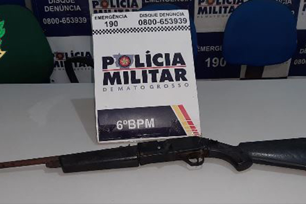 Espingarda é encontrada escodida em banheiro público na praça da feira em Cáceres