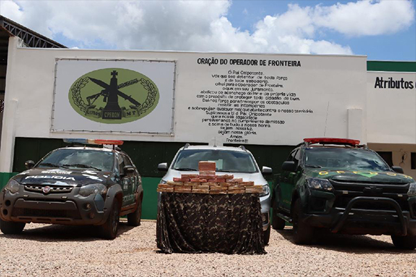 Gefron e Força Tática apreendem 26 tabletes de pasta base de cocaína escondidos em portas de veículo