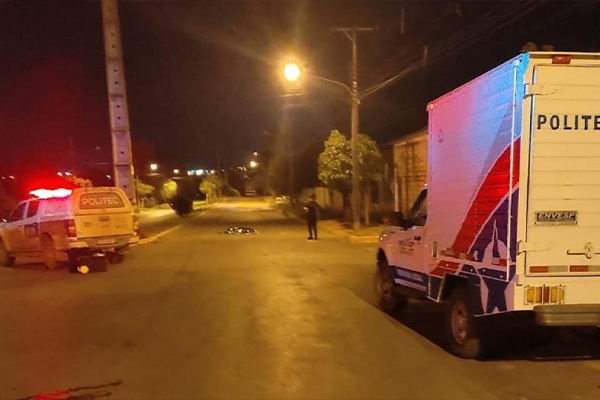 Homem é morto com 12 facadas e abandonado no meio da rua