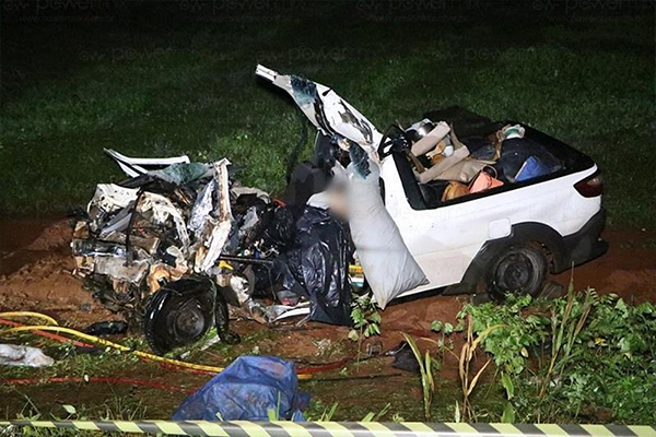 Jovem morre em batida entre carretas e carros; dois cães sobrevivem