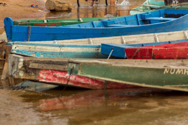 Ladrão rouba canoa de pescadora na beira do rio em Cáceres