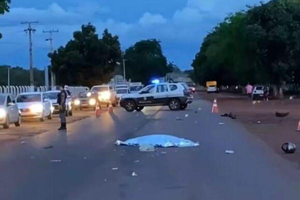 Moto bate contra carreta e mulher morre esmagada por carro; homem ficou ferido