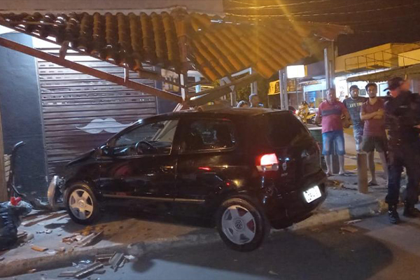 Motorista bêbado invade comércio e derruba telhado em VG