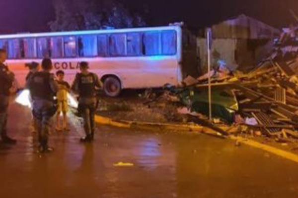 Ônibus escolar perde freio; atinge casa e deixa criança ferida