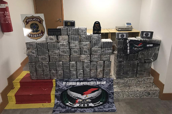 Polícia Militar apreende carreta com 427 kg de cocaína pura