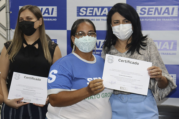 Prefeita Eliene entrega certificados de cursos profissionalizantes adquiridos pelo município