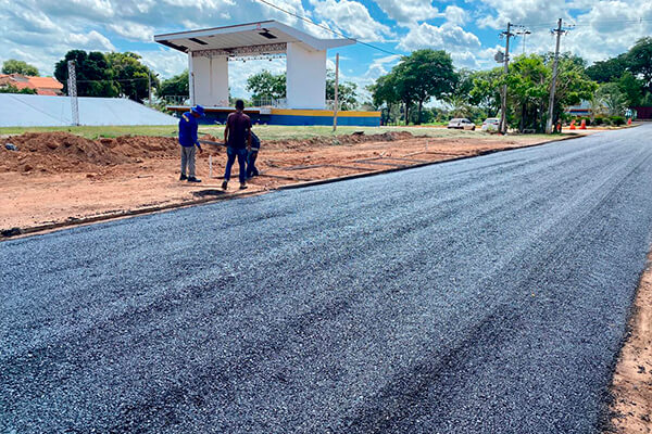 Prefeitura executa recapeamento e calçamento em trecho da rua Riachuelo