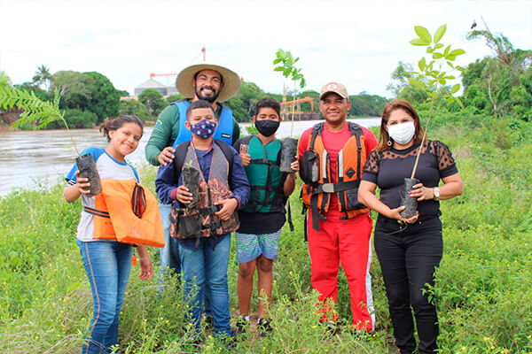 Prefeitura participa do plantio de árvores do projeto Florestar