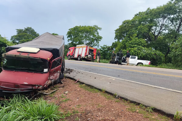 Acidente-entre-caminhão-e-caminhonete-deixa-dois-feridos-na-BR-070-em-Cáceres