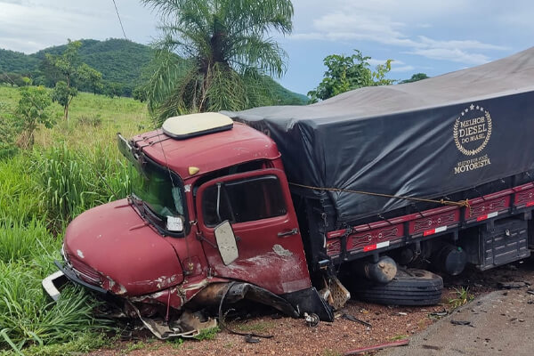 Acidente-entre-caminh&atilde;o-e-caminhonete