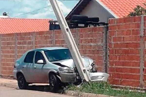 Após bater em poste, carro é abandonado na madrugada de hoje em Cáceres