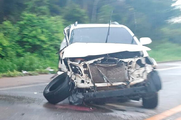 Batida de frente entre Fiesta e Hilux mata duas pessoas; outras duas ficam feridas
