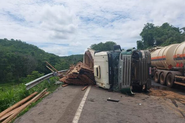 Carreta-tomba-e-mata-mulher-na-serra-do-mangaval-em-Cáceres