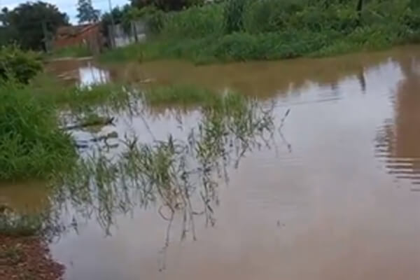 Chuva-intensa-alaga-vários-bairros-e-causa-vários-danos-em-Cáceres