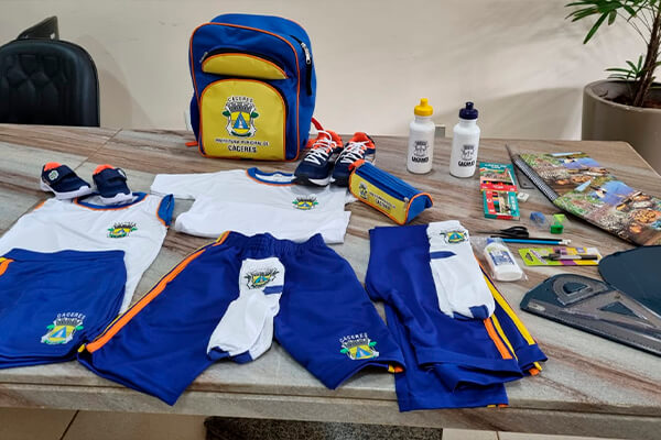 Eliene recebe emocionada os kits e uniformes para os alunos da rede municipal