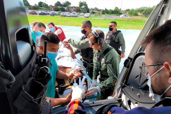 Homem ferido por motosserra é resgatado por helicóptero em Chapada; veja o vídeo