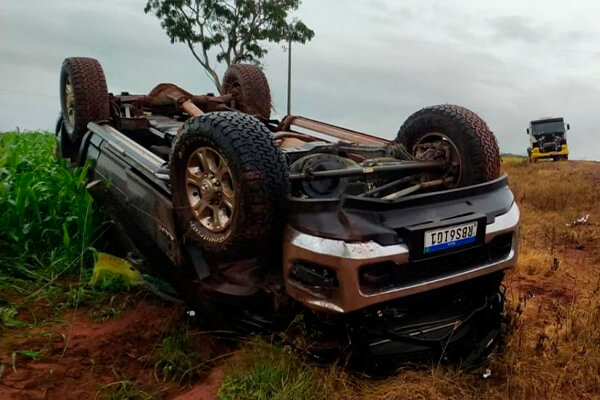 Idoso morre e casal fica ferido em capotamento na BR-070