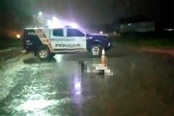 Idoso tenta atravessar rodovia durante chuva e morre atropelado por caminhonete