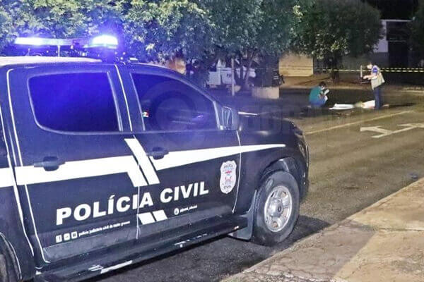 Jovem-é-assassinado-com-tiros-na-cabeça-no-meio-da-rua