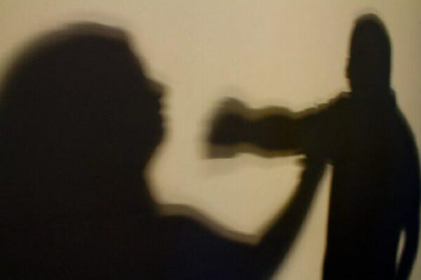 Menor-espanca-esposa-de-54-anos-no-portão-de-casa