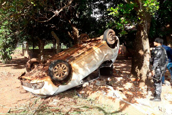 Menor invade chácaras, rouba e capota Sandero durante fuga