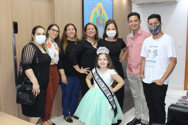 Mini-Miss-Lorena-Balestrim-se-encontra-com-equipe-da-primeira-dama-de-Mato-Grosso