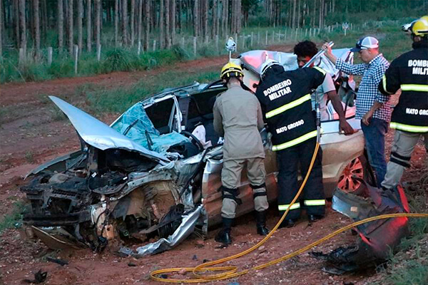 Motorista bate T-Cross em Volvo e morre; caminhoneiro foge