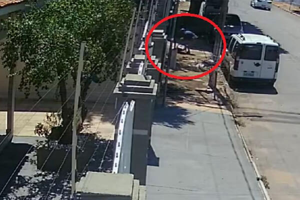 Mulher-é-empurrada-por-bandido-bate-cabeça-e-desmaia-durante-roubo