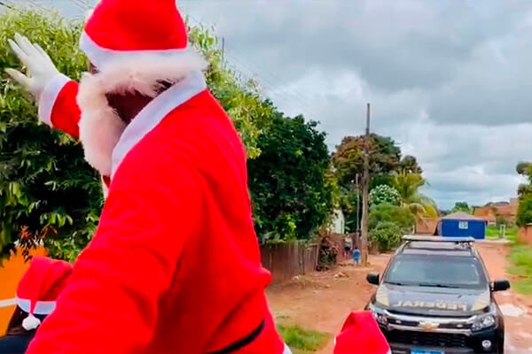 Polícia Federal entregou mais de 300 brinquedos para crianças carentes em Cáceres