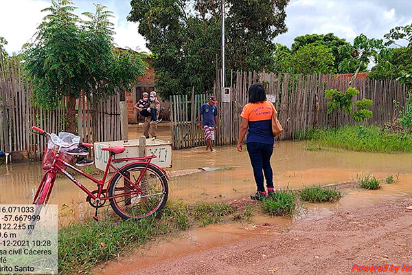 Prefeita Eliene acompanha famílias atingidas pelo temporal