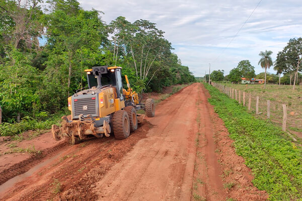 Prefeitura recupera estradas no distrito Nova Cáceres