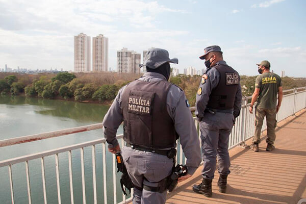 Sem ter o que comer em casa, mãe de 5 filhos tenta pular de ponte e é impedida pela PM