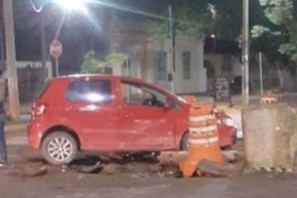 Veículo se choca em canteiro ao se envolver em acidente na Av. 7 de Setembro em Cáceres