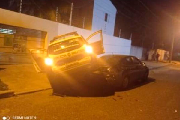 Amarok bate em viatura da PM, que capota e cai em cima de Virtus em VG