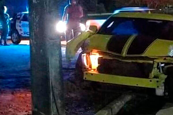 Bêbado bate Camaro amarelo contra árvores e é preso