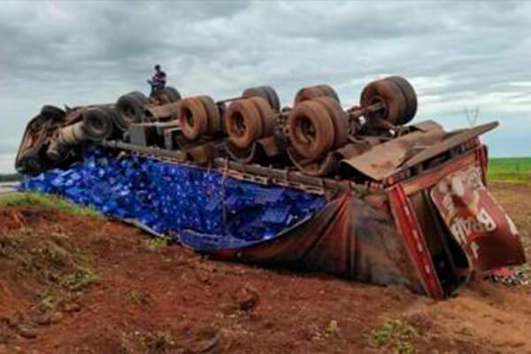 Caminhão carregado de cerveja tomba em rodovia de MT