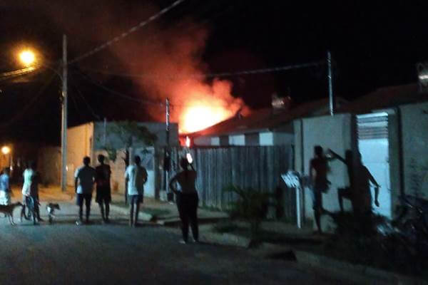 Criminosos-armados-invadem-e-ateiam-fogo-em-residência-em-Cáceres