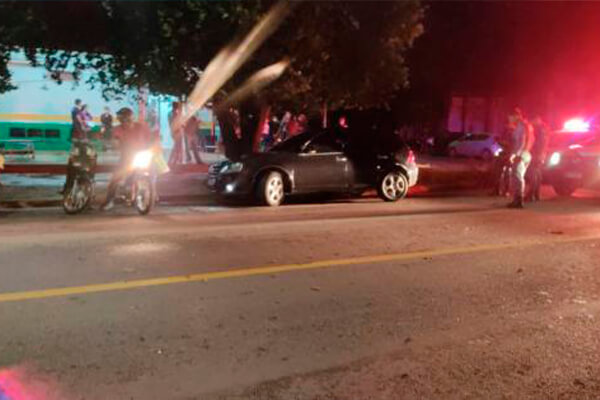 Homem para carro em posto de saúde e leva tiro na cabeça