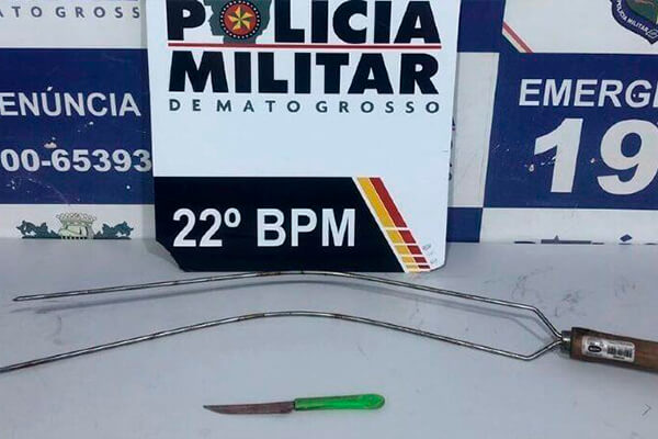 Homem tenta entrar de "penetra" em festa e é furado com espeto